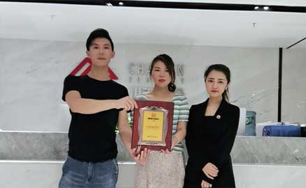 浙江的朱先生簽約帽牌貨冒菜加盟