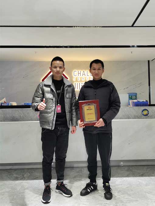 四川西昌的夏老板簽約加盟帽牌貨冒菜