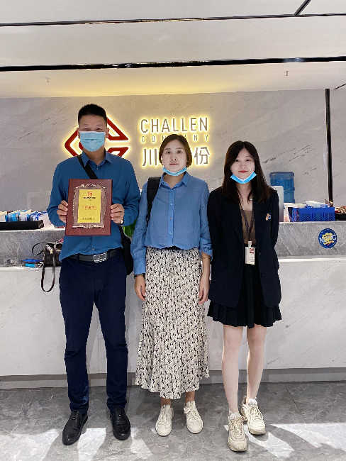 重慶的艾先生簽約加盟帽牌貨冒菜