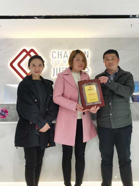 恭喜侯女士簽約帽牌貨冒菜加盟品牌