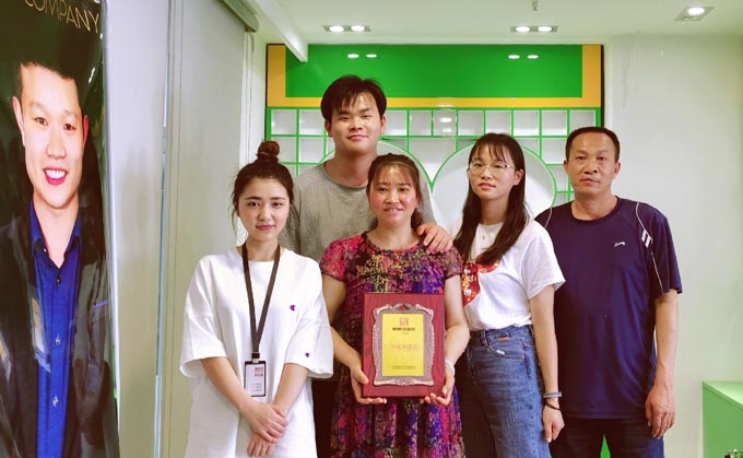 恭喜云南的阮女士簽約帽牌貨冒菜加盟品牌