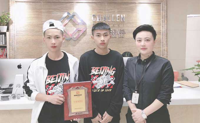 90后的兩兄弟簽約帽牌貨冒菜加盟品牌