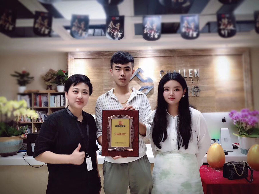 山東的欒先生簽約帽牌貨冒菜加盟品牌