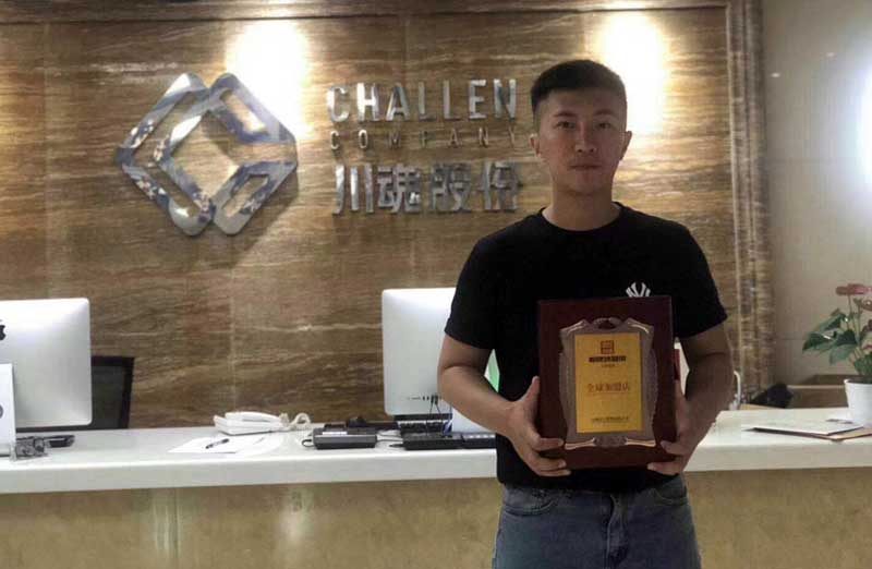 云南蒙自的簡(jiǎn)先生簽約帽牌貨冒菜加盟