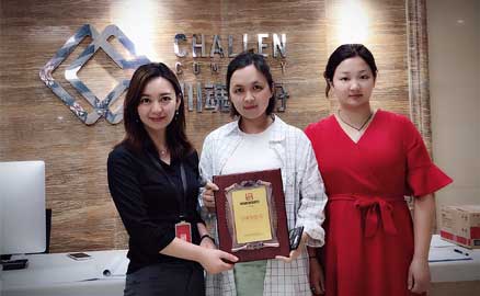 黃女士攜閨蜜成功與帽牌貨冒菜簽約