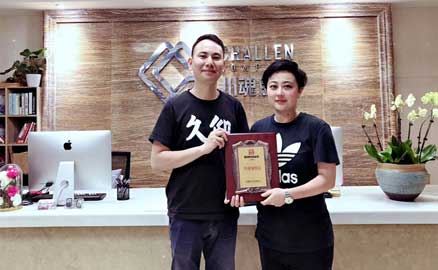 廣州的鐘女士簽約帽牌貨冒菜加盟品牌