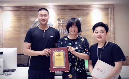 烏魯木齊的楊先生簽約帽牌貨冒菜加盟