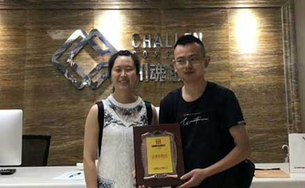 楊先生和胡女士與帽牌貨冒菜加盟簽約